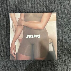 NIB SKIMS SCULPTING SHORT MID THIGH W/ OPEN GUSSET